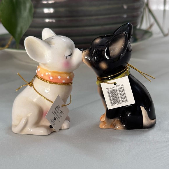 NWT Westland Giftware kissing Chihuahua’s magnetic salt and pepper shakers - Picture 2 of 12